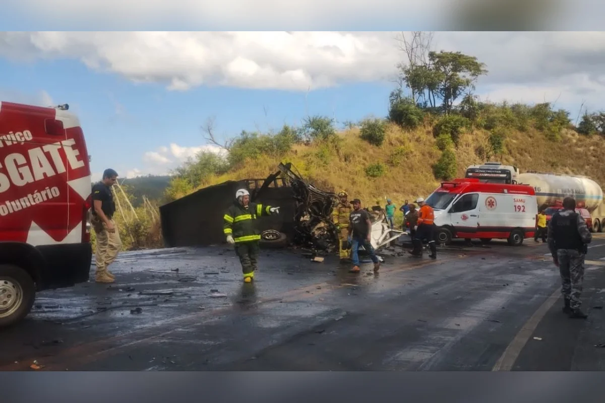 Acidente com carretas e carro na BR-381/MG deixa um morto e interdita a via, em João Monlevade