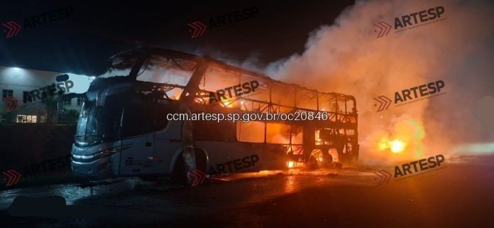 Ônibus da Juliano Transportes com 48 multas pega fogo na Via Anhanguera, em Limeira (SP) Ônibus da Juliano Transportes com 48 multas pega fogo na Via Anhanguera, em Limeira (SP)