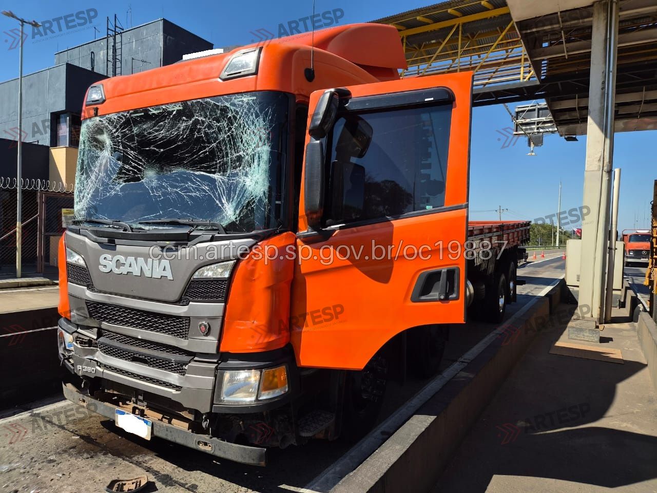 Cancela de pedágio na Via Anhanguera não abre e causa acidente com carro, micro-ônibus e carreta, em Limeira