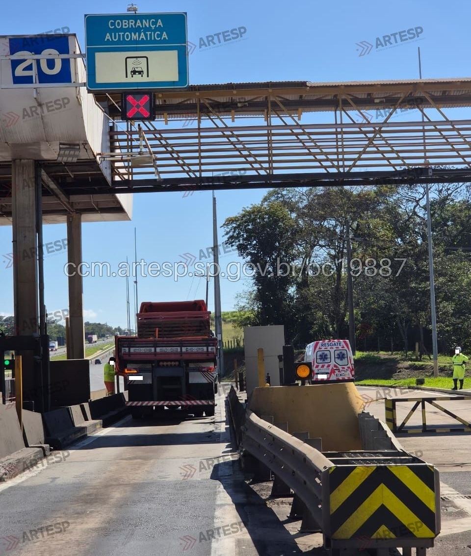 Cancela de pedágio na Via Anhanguera não abre e causa acidente com carro, micro-ônibus e carreta, em Limeira