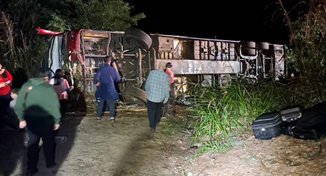 Motorista de ônibus de acidente com 4 mortes na SC-492 é indiciado por homicídio culposo Motorista de ônibus de acidente com 4 mortes na SC-492 é indiciado por homicídio culposo