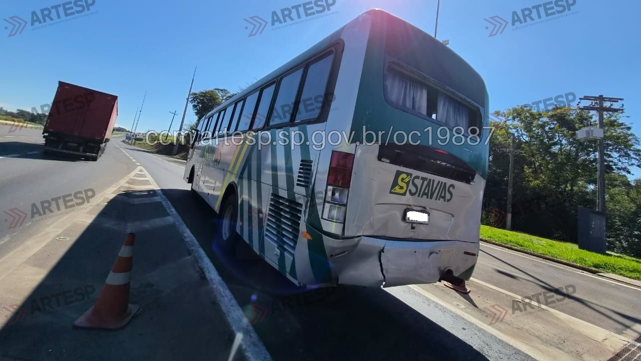 Cancela de pedágio na Via Anhanguera não abre e causa acidente com carro, micro-ônibus e carreta, em Limeira