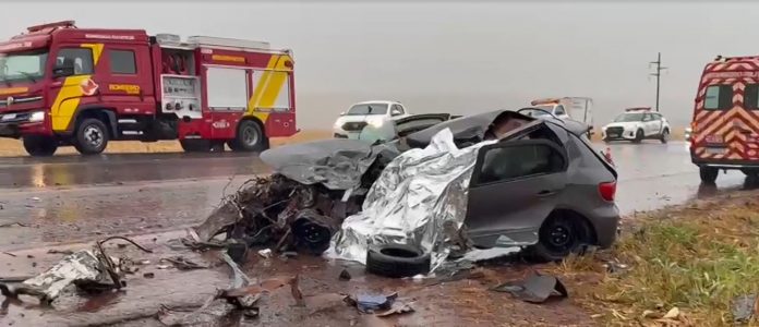 Acidente na GO-210, entre carro e carreta, deixa motorista morto, em Santa Helena de Goiás Acidente na GO-210, entre carro e carreta, deixa motorista morto, em Santa Helena de Goiás