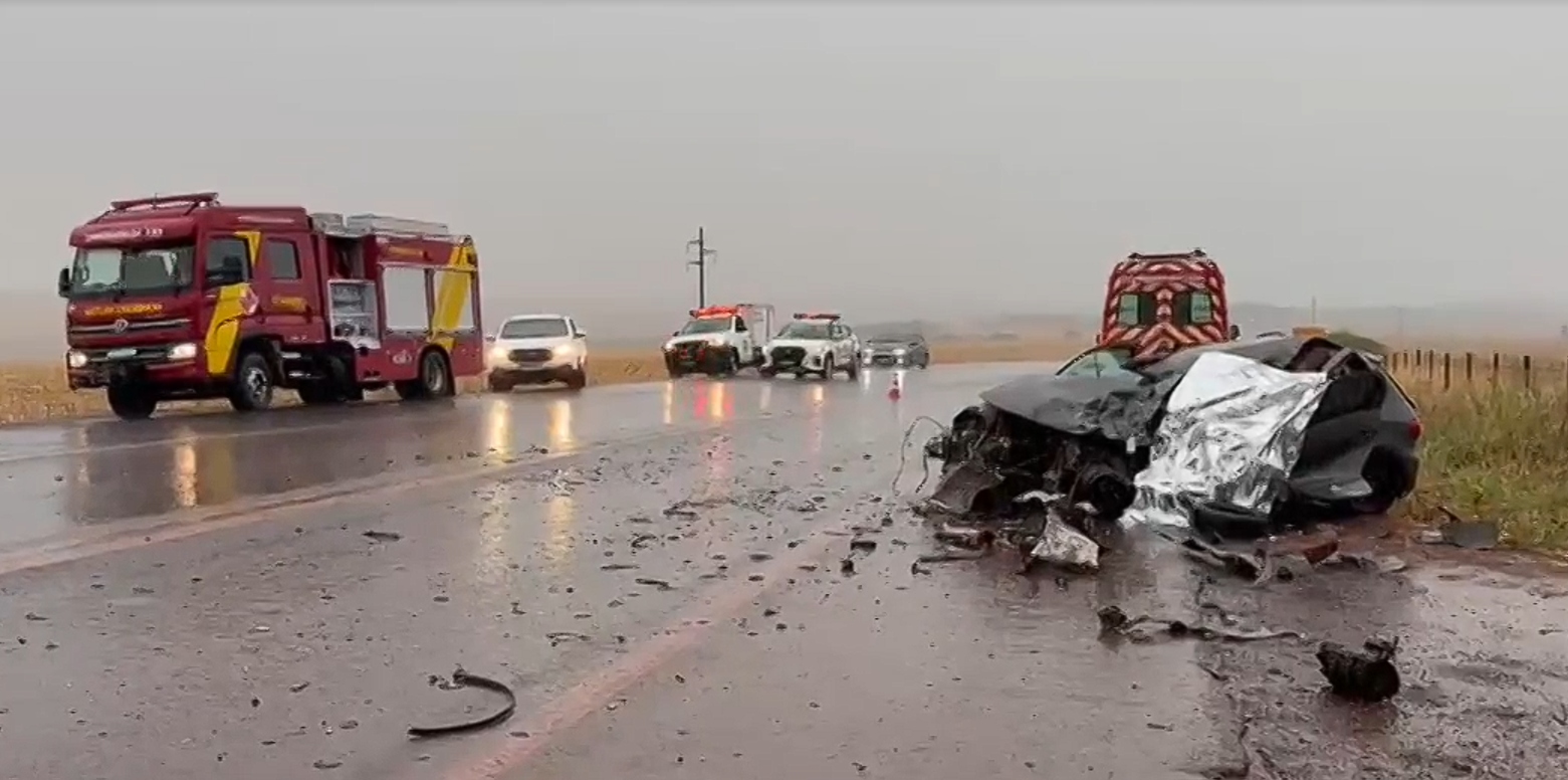 Acidente na GO-210, entre carro e carreta, deixa motorista morto, em Santa Helena de Goiás