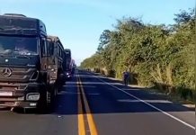 Colisão entre carreta-baú e carro na BR-135/MG deixa 1 morto e 2 feridos, em Bocaiúva Colisão entre carreta-baú e carro na BR-135/MG deixa 1 morto e 2 feridos, em Bocaiúva