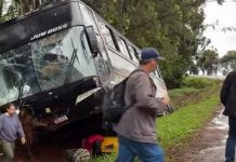 Motorista de ônibus perde o controle e quase tomba o veículo na BR-369/PR, em Cascavel