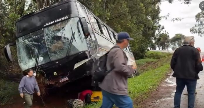 Motorista de ônibus perde o controle e quase tomba o veículo na BR-369/PR, em Cascavel