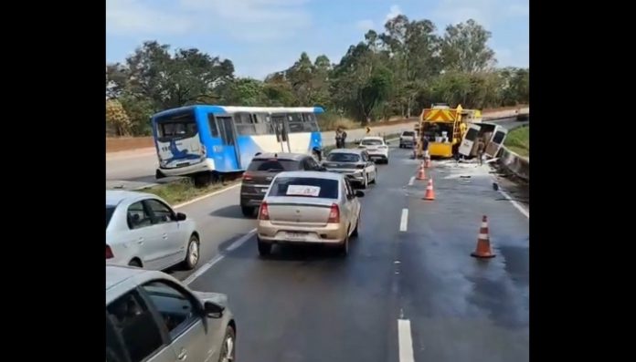 Motorista de ônibus morre em acidente na Fernão Dias (BR-381), em Itatiaiuçu (MG)