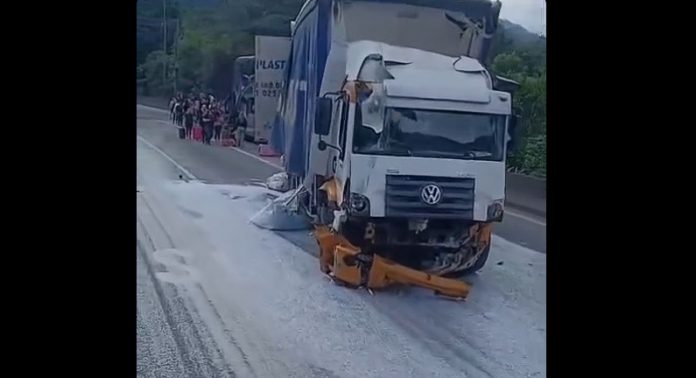 Acidente entre ônibus do Paraguai e caminhão na BR-376/PR deixa feridos, em Guaratuba