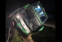 Ônibus tomba na BR-381 e deixa feridos, em Governador Valadares (MG) Ônibus tomba na BR-381 e deixa feridos, em Governador Valadares (MG)