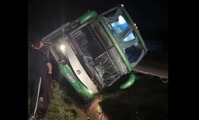 Ônibus tomba na BR-381 e deixa feridos, em Governador Valadares (MG)