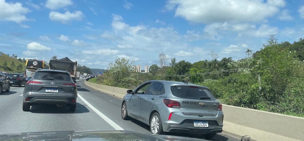 Carro da concessionária SPMar é flagrado trafegando pelo acostamento na Bandeirantes para fugir de congestionamento