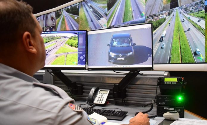 Câmeras com IA e policiais nos Centros Operacionais já permitem multas em rodovias sem abordagem dos motoristas