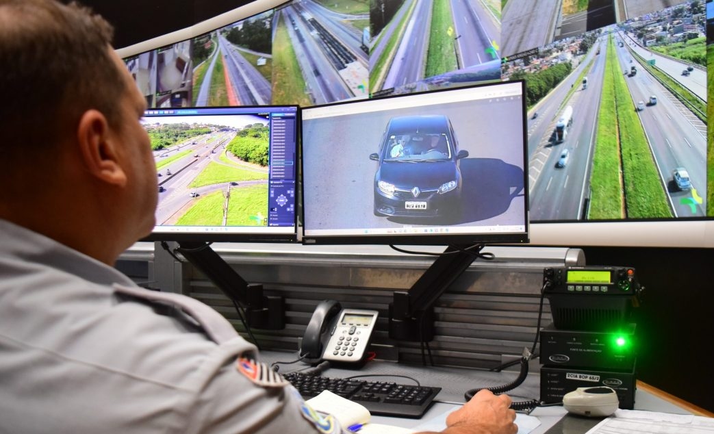 Câmeras com IA e policiais nos Centros Operacionais já permitem multas em rodovias sem abordagem dos motoristas Câmeras com IA e policiais nos Centros Operacionais já permitem multas em rodovias sem abordagem dos motoristas