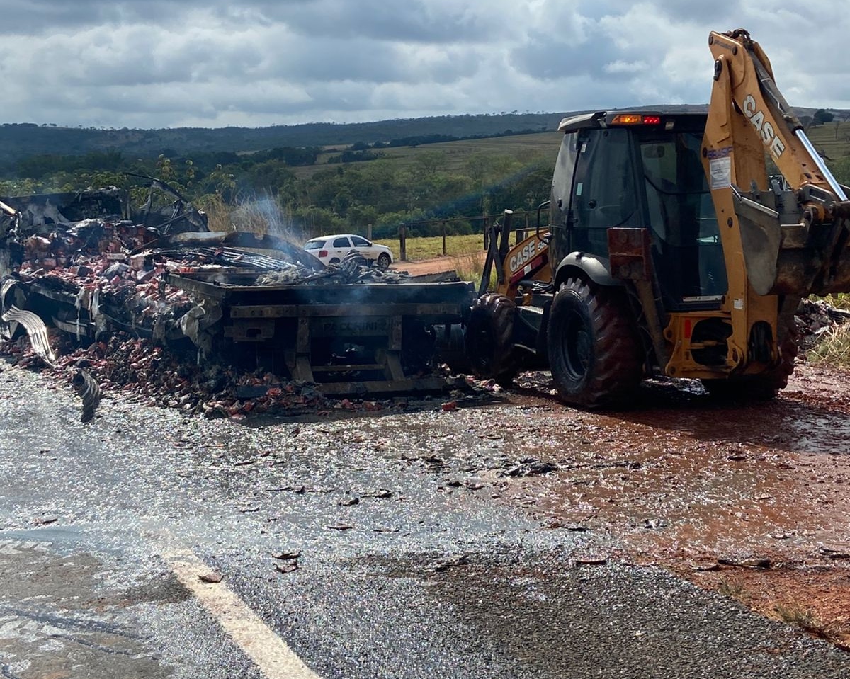 Carreta transportando leite pega fogo na GO-210 mas caminhoneiro sai ileso, em Caldas Novas