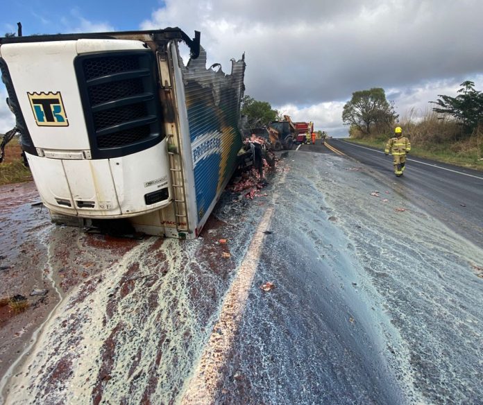 Carreta transportando leite pega fogo na GO-210 mas caminhoneiro sai ileso, em Caldas Novas Carreta transportando leite pega fogo na GO-210 mas caminhoneiro sai ileso, em Caldas Novas