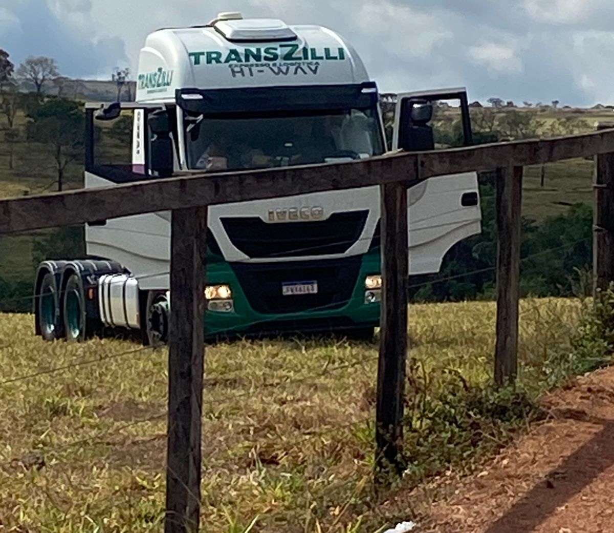 Carreta transportando leite pega fogo na GO-210 mas caminhoneiro sai ileso, em Caldas Novas