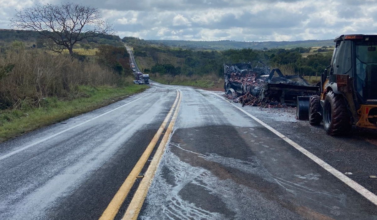 Carreta transportando leite pega fogo na GO-210 mas caminhoneiro sai ileso, em Caldas Novas