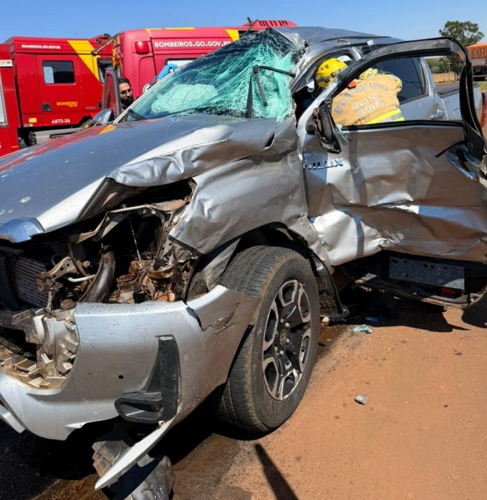 Acidente entre carreta e camionete na GO-174 deixa motorista ferido, em Rio Verde