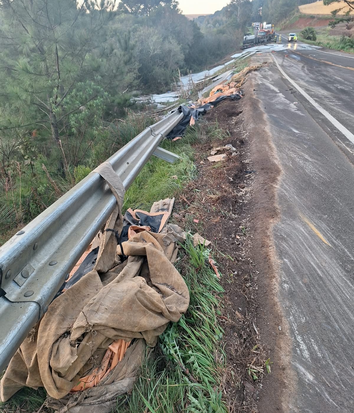 Carreta capota na "Curva da Soda" na SC-350 e deixa caminhoneiro ferido, em Lebon Régis