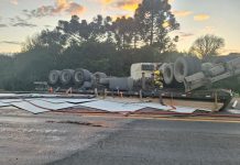 Carreta capota na "Curva da Soda" na SC-350 e deixa caminhoneiro ferido, em Lebon Régis
