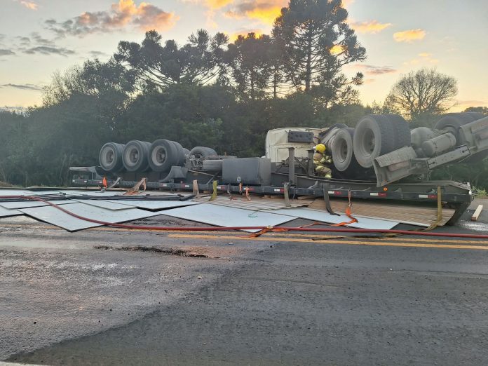 Carreta capota na "Curva da Soda" na SC-350 e deixa caminhoneiro ferido, em Lebon Régis Carreta capota na "Curva da Soda" na SC-350 e deixa caminhoneiro ferido, em Lebon Régis