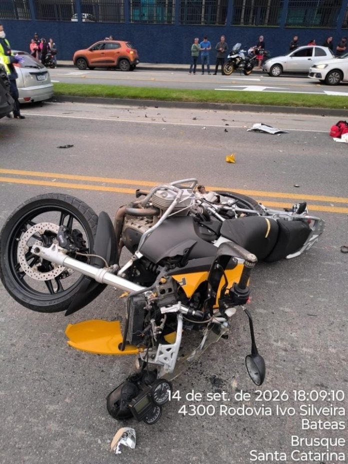 Motoqueiro morre em colisão com dois carros na SC-108, em Brusque