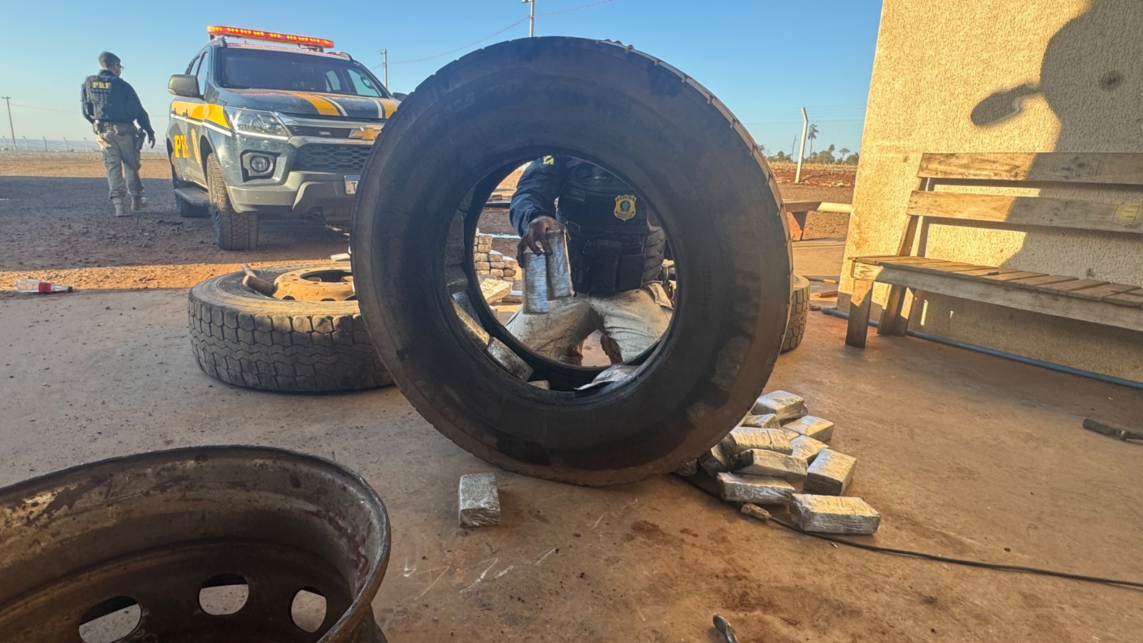 VÍDEO: Caminhoneiro é preso na BR-163/PR com 155 kg de drogas escondidas em estepes
