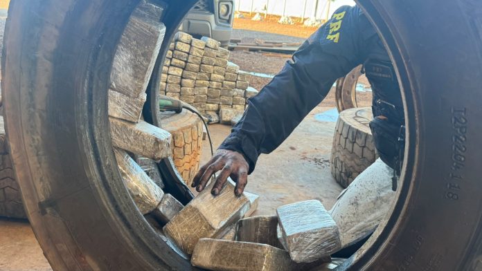 VÍDEO: Caminhoneiro é preso na BR-163/PR com 155 kg de drogas escondidas em estepes VÍDEO: Caminhoneiro é preso na BR-163/PR com 155 kg de drogas escondidas em estepes