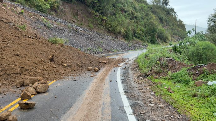 Atenção, motoristas! SC-110 tem interdição parcial devido à queda de barreira, na Serra do Panelão Atenção, motoristas! SC-110 tem interdição parcial devido à queda de barreira, na Serra do Panelão
