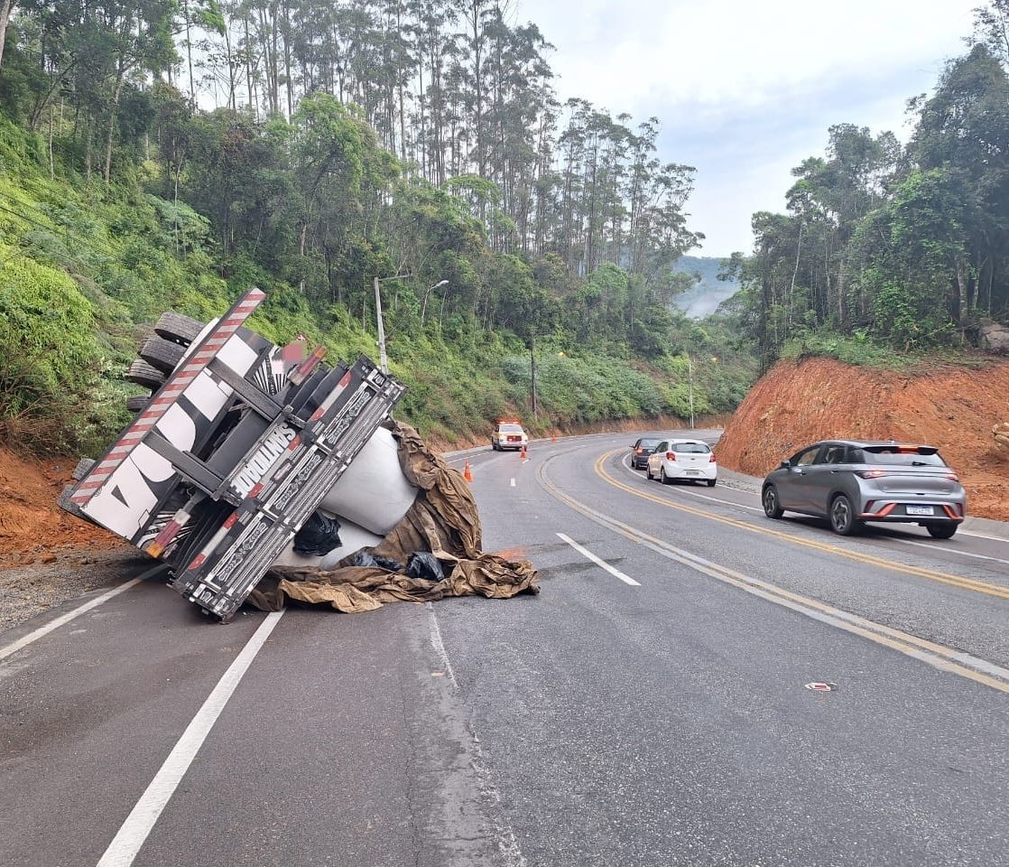 Art. 1º Autorizar o início de execução da Obra de Implantação de Passarela, km 42,750 da rodovia BR-153/PR, referente ao item 3.2.2.L do Programa de Exploração da Rodovia do Contrato do Edital de Concessão 02/2023 da Concessionária EPR Litoral Pioneiro S.A., inscrita no CPNJ nº 51.137.031/0001-20.Caminhão Mercedes-Benz tomba na SC-108 e interdita parcialmente a via, em Brusque