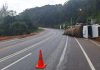 Caminhão Mercedes-Benz tomba na SC-108 e interdita parcialmente a via, em Brusque Caminhão Mercedes-Benz tomba na SC-108 e interdita parcialmente a via, em Brusque