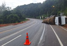 Caminhão Mercedes-Benz tomba na SC-108 e interdita parcialmente a via, em Brusque Caminhão Mercedes-Benz tomba na SC-108 e interdita parcialmente a via, em Brusque