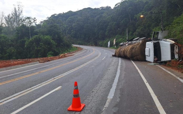 Caminhão Mercedes-Benz tomba na SC-108 e interdita parcialmente a via, em Brusque Caminhão Mercedes-Benz tomba na SC-108 e interdita parcialmente a via, em Brusque