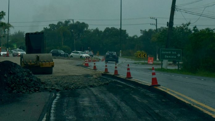 Obras em trevo da rodovia SC-402 alteram o tráfego, em Florianópolis Obras em trevo da rodovia SC-402 alteram o tráfego, em Florianópolis