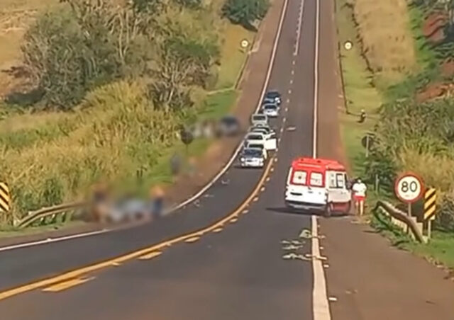 Três motoqueiros morrem em colisão frontal entre duas motos na SP-249, em Fartura Três motoqueiros morrem em colisão frontal entre duas motos na SP-249, em Fartura