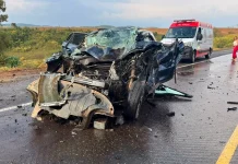 Acidente na BR-146/MG, entre carro e caminhão-baú, deixa 3 mortos e 2 feridos, em Guaxupé Acidente na BR-146/MG, entre carro e caminhão-baú, deixa 3 mortos e 2 feridos, em Guaxupé