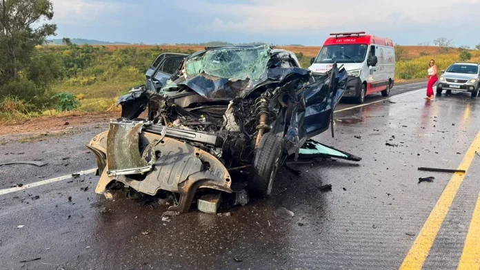 Acidente na BR-146/MG, entre carro e caminhão-baú, deixa 3 mortos e 2 feridos, em Guaxupé Acidente na BR-146/MG, entre carro e caminhão-baú, deixa 3 mortos e 2 feridos, em Guaxupé