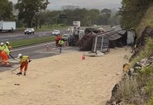 Bebê morre em tombamento de carreta no acesso da PR-862 à BR-369, em Ibiporã Bebê morre em tombamento de carreta no acesso da PR-862 à BR-369, em Ibiporã