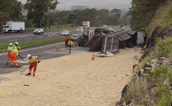 Bebê morre em tombamento de carreta no acesso da PR-862 à BR-369, em Ibiporã