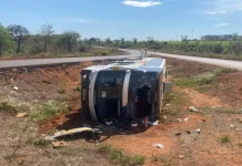 Ônibus tomba na LMG-799 e deixa sete passageiros feridos, em Uberaba (MG)