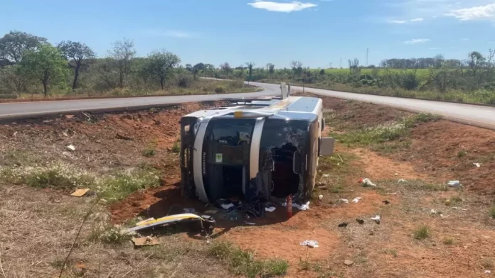 Ônibus tomba na LMG-799 e deixa sete passageiros feridos, em Uberaba (MG) Ônibus tomba na LMG-799 e deixa sete passageiros feridos, em Uberaba (MG)