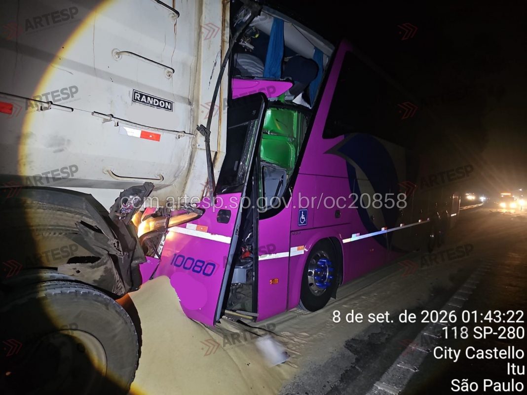 Ônibus da Sitko Turismo bate em carreta na SP-280 e deixa 8 feridos, sendo 1 em estado grave