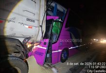 Ônibus da Sitko Turismo bate em carreta na SP-280 e deixa 8 feridos, sendo 1 em estado grave