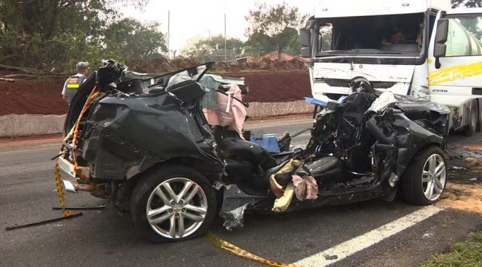 Utilitário cruza canteiro central da SP-332, bate de frente com carreta e motorista morre, em Paulínia