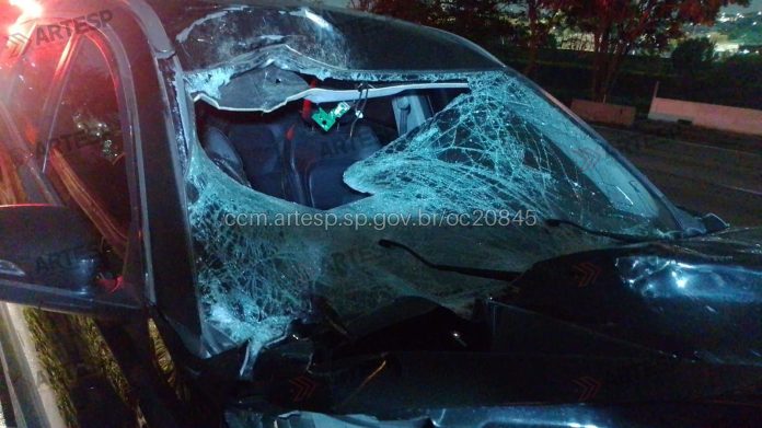 Utilitário Cherry Tiggo 7 atropela a mata pedestre na Ayrton Senna (SP-070), em São Paulo