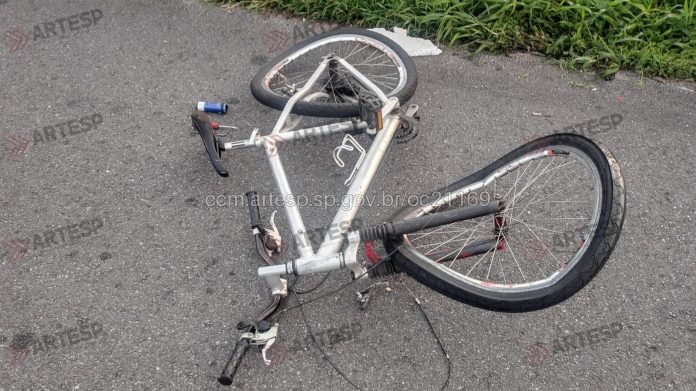 Acidente com ônibus, bicicleta, moto e carro mata ciclista na Imigrantes, em São Bernardo do Campo
