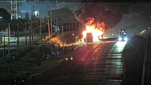 Ônibus da Juliano Transportes com 48 multas pega fogo na Via Anhanguera, em Limeira (SP)