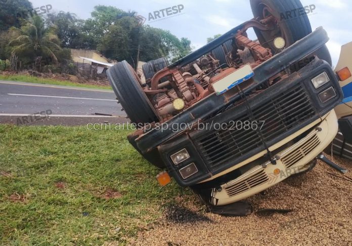 Caminhoneiro morre em capotamento na rodovia SP-294, em Tupã