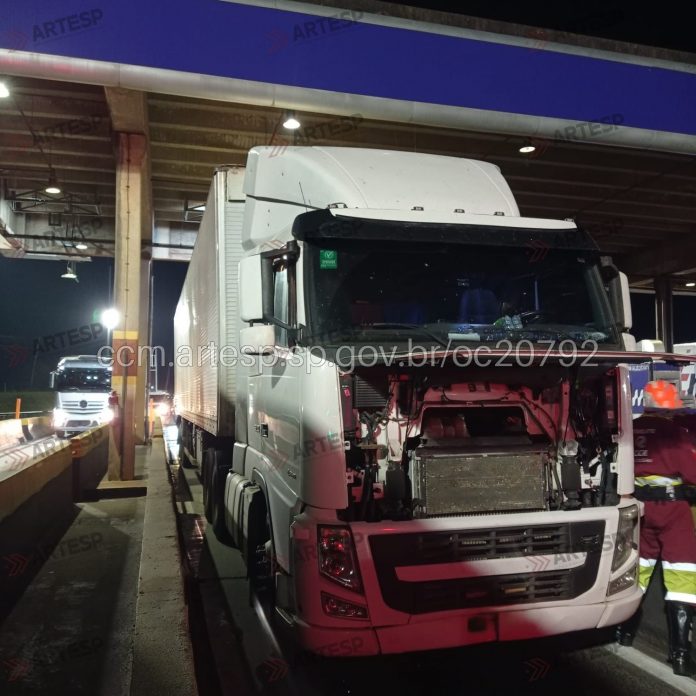 Cancela de pedágio na Via Anhanguera não abre e causa acidente com carro, micro-ônibus e carreta, em Limeira